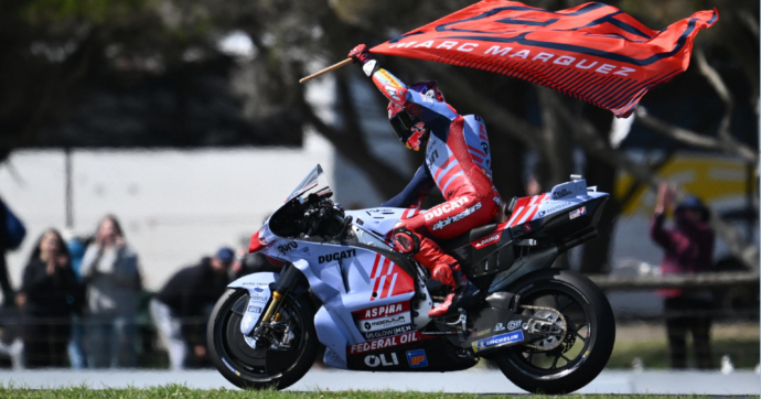 MotoGp, Marc Marquez vince il Gran Premio d’Australia dopo un testa a testa con Jorge Martin. Bagnaia solo terzo