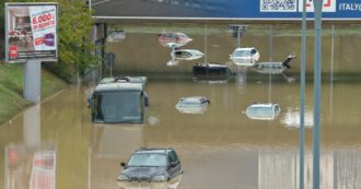 Copertina di Alluvione a Bologna, automobili e bus completamente sommersi a Borgo Panigale