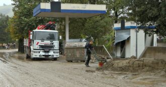 Copertina di Alluvione a Bologna, a Botteghino di Zocca si spala per liberare le strade e le case dal fango