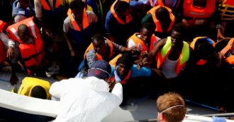 Copertina di Sbarchi, aprile cancella il calo vantato dal governo: +35% sul 2024. Nell’hotspot di Lampedusa quasi mille persone