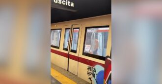 Copertina di Roma, prende a calci e spallate il vagone della metro e sfonda il vetro: il video girato nella stazione Vittorio Emanuele