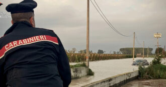 Copertina di “Ho beccato un’ondata d’acqua, ora arriva al finestrino e l’auto è bloccata”: le telefonate ai carabinieri durante l’alluvione a Bologna