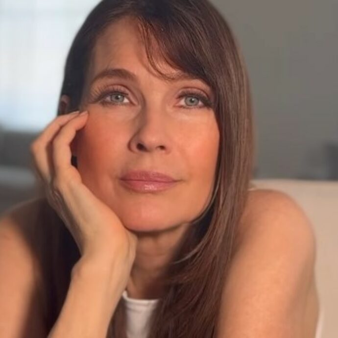 “La bellezza? Sono una crudista e questo stile di vita mi fa sentire e apparire bene. La vecchiaia non mi spaventa, ho paura di non essere in salute o di diventare ridicola”: parla Carol Alt