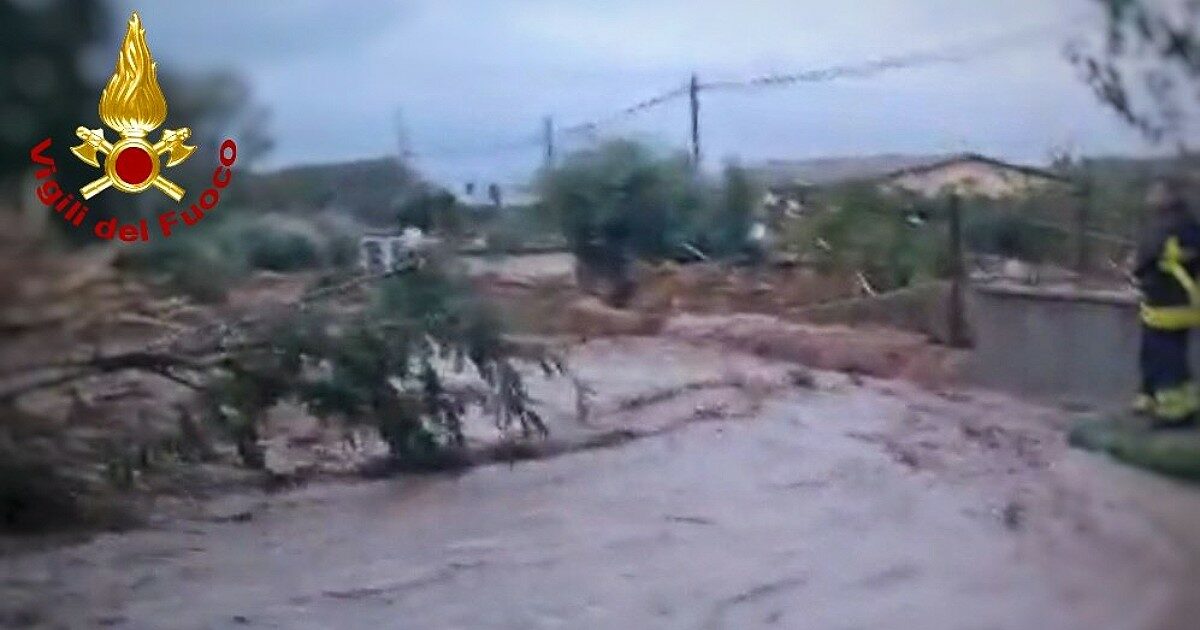 Crisi climatica, in Calabria isolato il comune di Maida. Novanta interventi in poche ore: usati i gommoni per arrivare ad alcune case