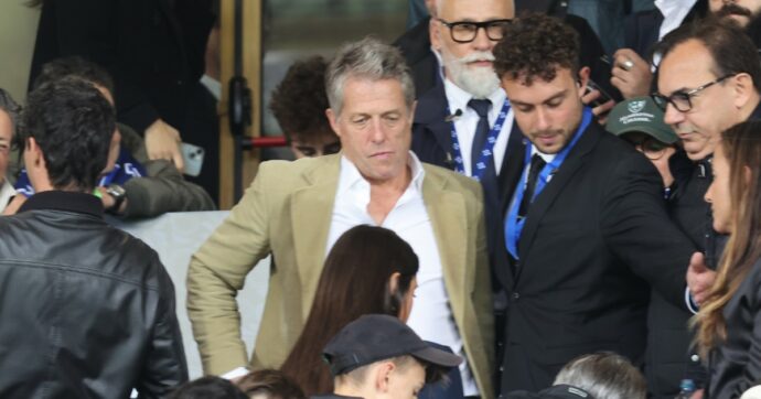 Red Carpet al Sinigaglia di Como: Hugh Grant esulta al gol di Nico Paz, con lui anche Andrew Garfield