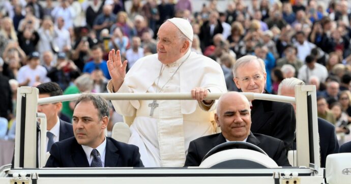 Copertina di Papa darà un ruolo alle donne, però niente diaconato