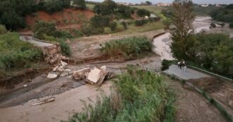 Copertina di Nubifragio in Calabria, crollato un ponte sul torrente Cottola nel Catanzarese: le immagini dall’alto