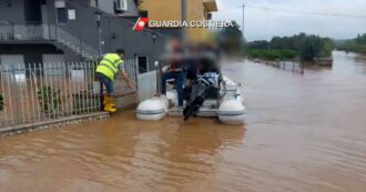 Copertina di Nubifragio in Calabria, allagamenti a Lamezia Terme: così una famiglia viene portata in salvo – Le immagini della Guardia Costiera