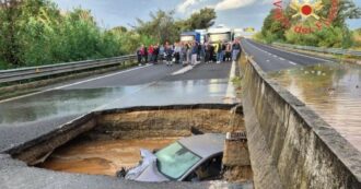 Copertina di Frane e interruzioni in Calabria per le piogge, isolato il comune di Maida. Auto inghiottita da una voragine e strada statale 280 interrotta