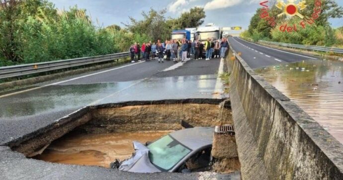 Frane e interruzioni in Calabria per le piogge, isolato il comune di Maida. Auto inghiottita da una voragine e strada statale 280 interrotta