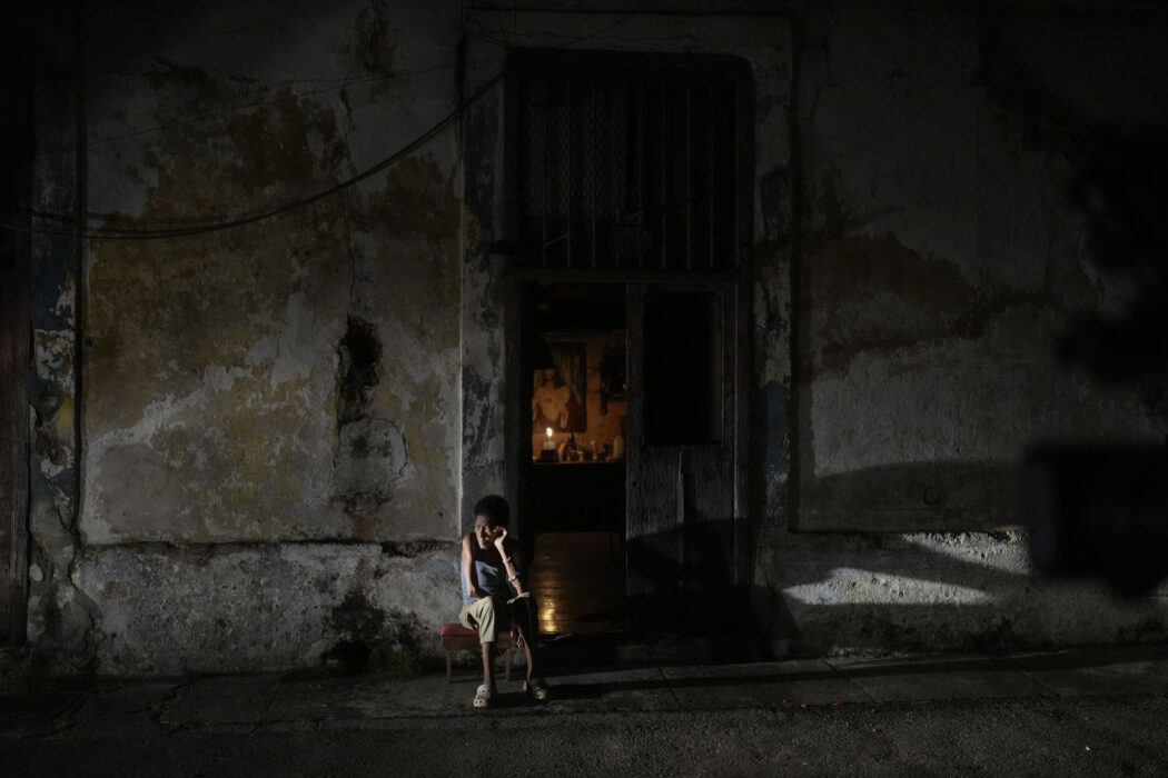 A resident sits while passing time during a blackout following the failure of a major power plant in Havana, Cuba, Saturday, Oct. 19, 2024. (AP Photo/Ramon Espinosa)
Associated Press/LaPresse