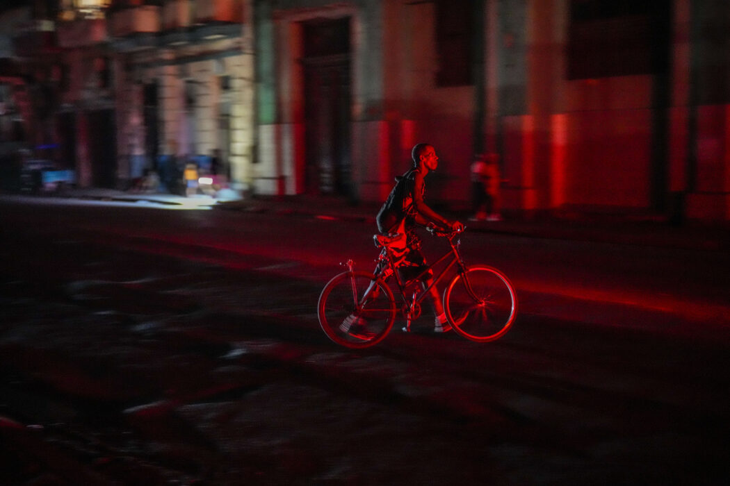 A resident walks his bicycle during a blackout following the failure of a major power plant in Havana, Cuba, Sunday, Oct. 20, 2024. (AP Photo/Ramon Espinosa)
Associated Press/LaPresse