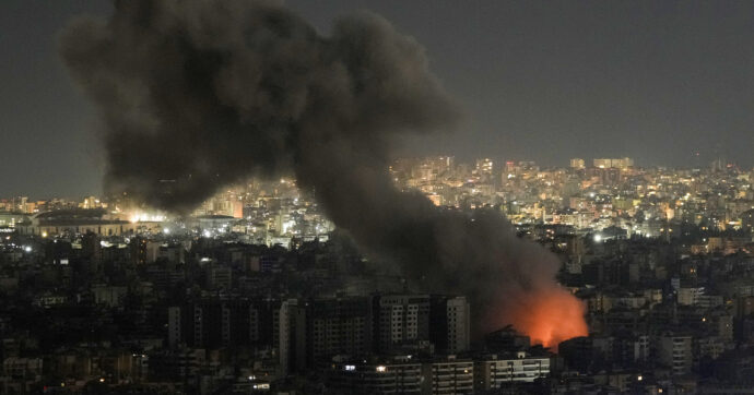 Copertina di Libano, 13 raid nella notte su Beirut. Il piano di pace trasforma il sud in un’altra Cisgiordania. Israele arresta altre 7  presunte spie dell’Iran
