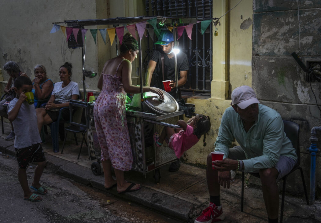 A woman buys soup from a street vendor in Havana, Monday, Oct. 21, 2024. (AP Photo/Ramon Espinosa) 


Associated Press / LaPresse
Only italy and spain