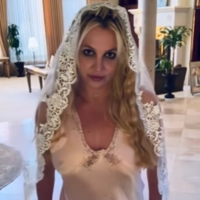 Britney Spears sposa se stessa: “Potrebbe sembrare imbarazzante ma è la cosa più geniale che abbia mai fatto”