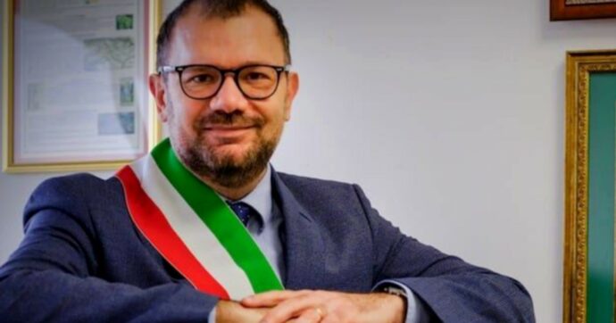 Il Pd dal notaio silura sindaco 5Stelle: “Atto vile, ferito dal ‘metodo Marino’”