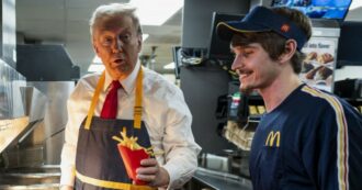 Copertina di Trump serve i clienti al McDonald’s, ma sono tutte comparse: svelata la farsa elettorale di The Donald