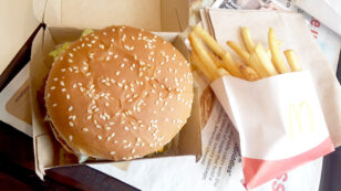 Copertina di Allarme escherichia coli da McDonald’s: “Un morto e decine di intossicati negli Usa dopo aver mangiato il nuovo panino Quarter Pounder”