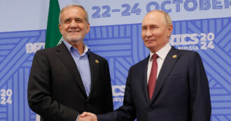 Copertina di Libano, Blinken vede bin Salman: “Stabilire la pace”. Israele colpisce tv vicina a Hezbollah e complesso residenziale a Beirut