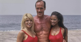 Copertina di È morto Michael Newman, il Mike di Baywatch: “È stato l’unico del cast a essere davvero un bagnino”