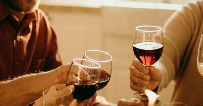 Copertina di “Cerchiamo 100 mila volontari disposti a bere vino tutti i giorni per i prossimi 4 anni”: l’incredibile annuncio dell’Università di Navarra