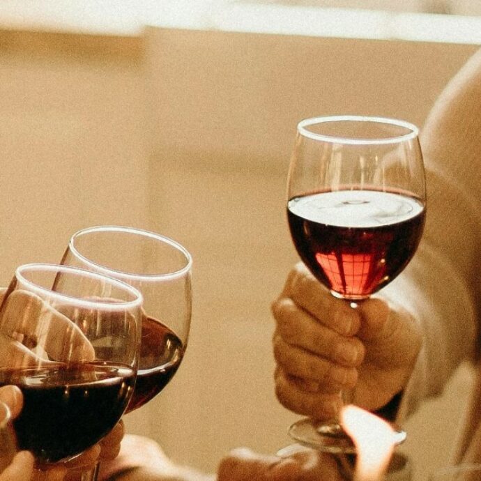 “I clienti hanno paura del nuovo Codice della Strada, bevono di meno. Si preferisce il calice alla bottiglia, superalcolici già in calo”: l’allarme dalle Langhe