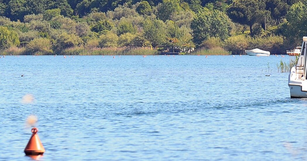 https://st.ilfattoquotidiano.it/wp-content/uploads/2024/10/23/lago-di-bolsena-1050x551.jpg