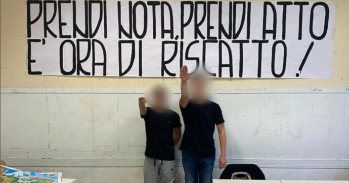 Saluto fascista in un liceo di Roma, la preside convoca gli studenti. Il collettivo: “Non è un caso isolato”