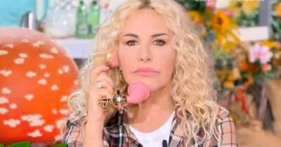 Copertina di “Gigi D’Alessio a Mediaset? L’ho presa Malissimo. Gli voglio bene, non ce l’ho con lui. La malattia ti fa capire di godere il qui e ora”: parla Antonella Clerici