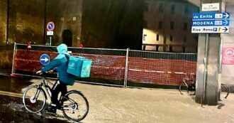 Copertina di A Bologna esposto dei sindacati in Procura sul caso dei rider costretti a consegnare pasti durante l’alluvione