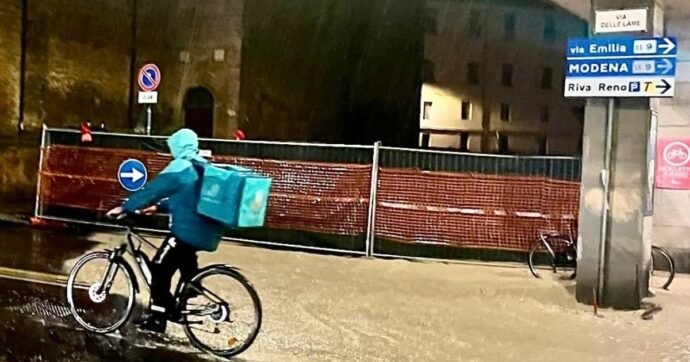 A Bologna esposto dei sindacati in Procura sul caso dei rider costretti a consegnare pasti durante l’alluvione