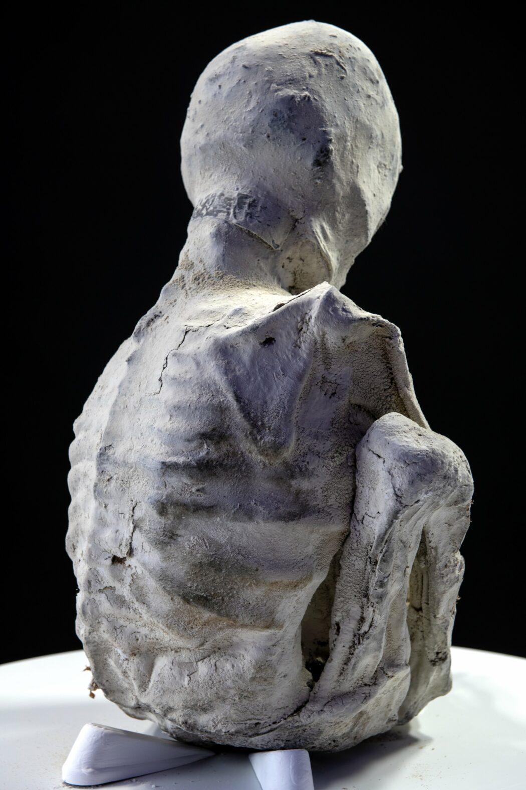 “C’è un impianto alieno nella mano mozzata a tre dita del Tridattilo di Nazca”: la scoperta choc degli esperti che stanno studiando le mummie extraterrestri