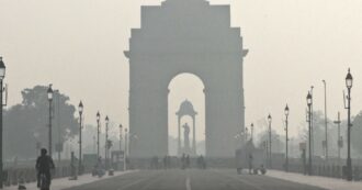 Copertina di New Delhi, la Porta dell’India inghiottita dallo smog: le immagini