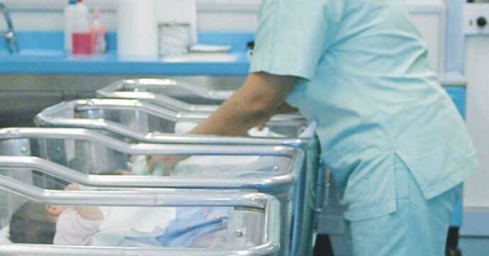 Copertina di Non riconosce neonato, l’infermiera la insulta