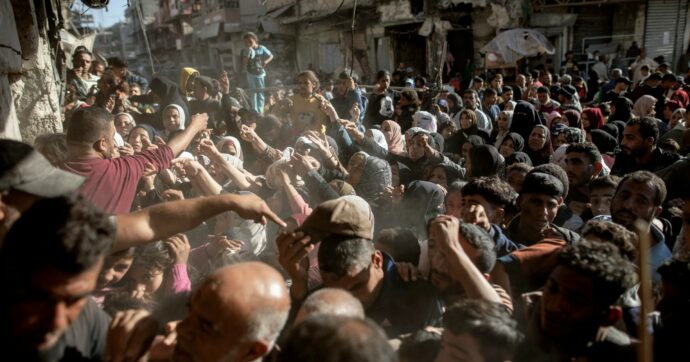 Copertina di A Gaza 17 uccisi tra gli sfollati. L’Idf bombarda i soldati libanesi