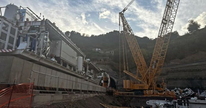 “Una tonnellata di arsenico lasciata sotto la pioggia”: i rischi ambientali dopo i lavori per il tunnel della ferrovia tra Messina e Catania