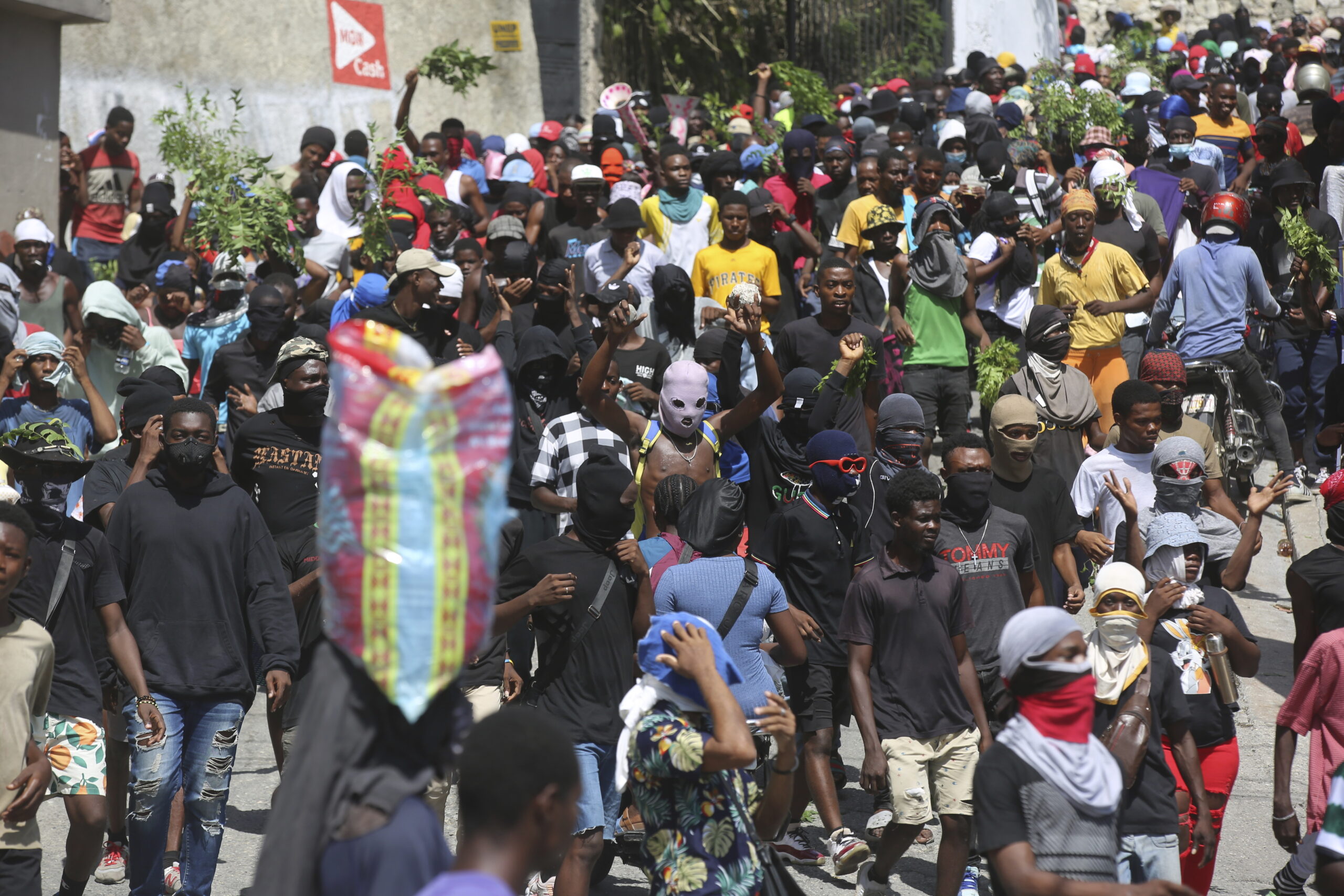 Copertina di Haiti nelle mani delle gang: spari contro un elicottero Onu e due veicoli dell’ambasciata Usa. “Evacuiamo parte del personale”