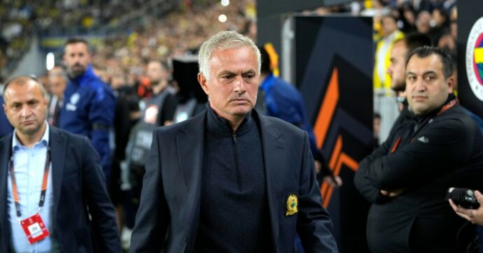 Mourinho, un sarcasmo da cartellino rosso: “L’arbitro? Il migliore al mondo: nello stesso momento ha visto l’azione e le mie proteste”