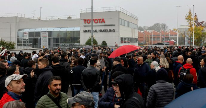 Copertina di Toyota: la fabbrica è chiusa, ma i lavoratori sono tutti lì