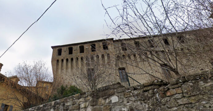 Scandalo per la festa sadomaso, cade la giunta di un Comune del Parmense. Il sindaco: “Una scusa per farmi fuori”