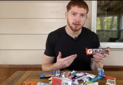 Copertina di Mangia 50 barrette proteiche in sette giorni: “È come essere avvelenati. Mi sentivo esausto e stitico, non riuscivo a dormire”