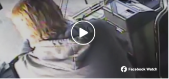 Copertina di “Sta male, ha le convulsioni, aiuto”: l’autista si sente male e il bus è fuori controllo, due passeggeri si mettono al volante ed evitano una tragedia