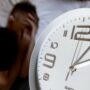 Copertina di Torna l’ora solare: lancette indietro di un’ora tra sabato e domenica. Il pediatra: “Disturbi del sonno passeggeri"