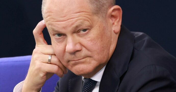 Copertina di Scholz ci ripensa: “L’Ucraina? Niente Nato, è in  guerra”