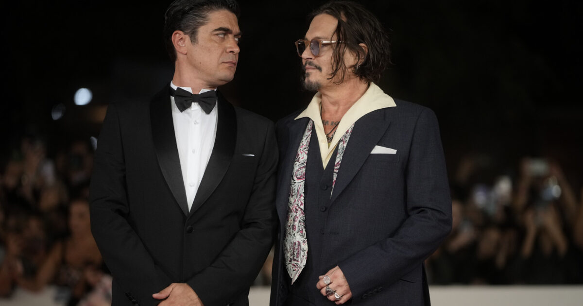 “Johnny Depp, tu sei un cretino che la Madonna non l’ha mai vista, ma voli!”: Riccardo Scamarcio scatenato alla Festa del Cinema di Roma