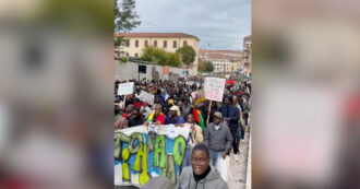 Copertina di Moussa Diarra ucciso da un poliziotto, 5mila persone in corteo a Verona: “Ci mancherà, ora vogliamo un processo giusto”