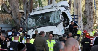 Copertina di Tel Aviv, camion su fermata del bus: 2 morti e feriti. Gli investigatori: “Attentato”. Guidatore ucciso dai civili, i parenti: “Collasso cardiaco”