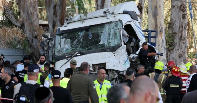 Tel Aviv, camion su fermata del bus: 2 morti e feriti. Gli investigatori: “Attentato”. Guidatore ucciso dai civili, i parenti: “Collasso cardiaco”