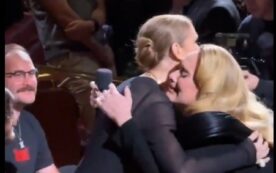 Copertina di Adele si accorge che c’è Celine Dion e corre giù dal palco per abbracciarla. Poi scoppia in lacrime: “È la mia persona preferita di tutti i tempi”