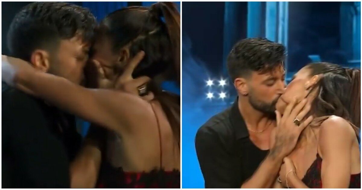 Ballando con le stelle, Bianca Guaccero e Giovanni Pernice si baciano appassionatamente in pista. Selvaggia Lucarelli: “C’è trippa per gatti?”